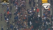 气场强大!布伦森抱着金杯走下巡游车 近距离与球迷互动!
