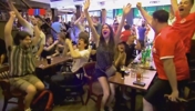 球迷狂喜!加拿大补时上演绝杀!加拿大各地球迷疯狂庆祝瞬间!
