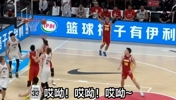 无奈!中国男篮连续进攻不中,三杨解说不断“哎呦”